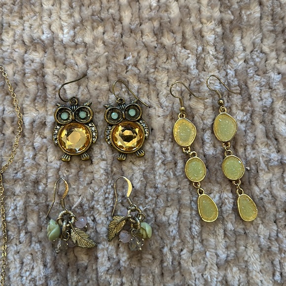 Gold Jewelry Bundle (Necklace, Earrings, Hair Comb) - Picture 5 of 6